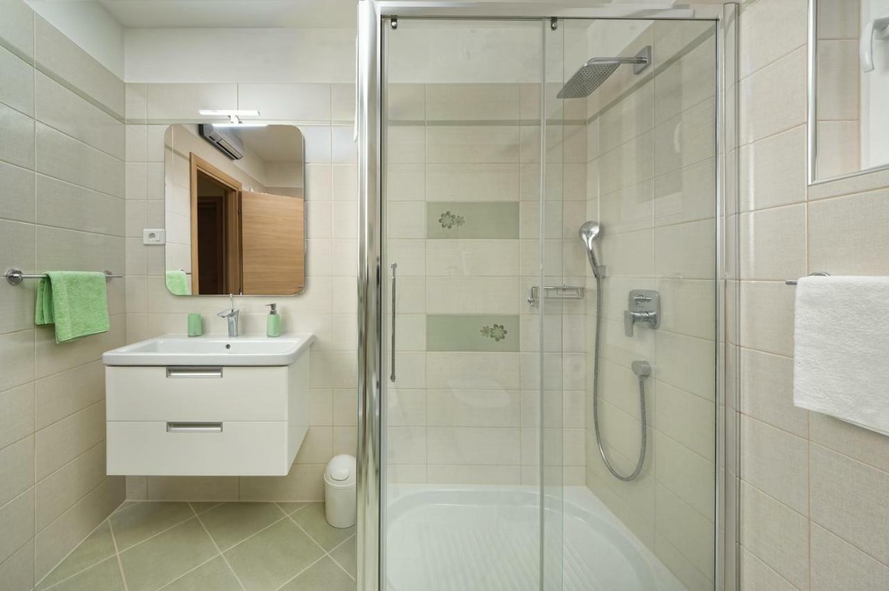 Rainbow Apartment Пула Екстериор снимка